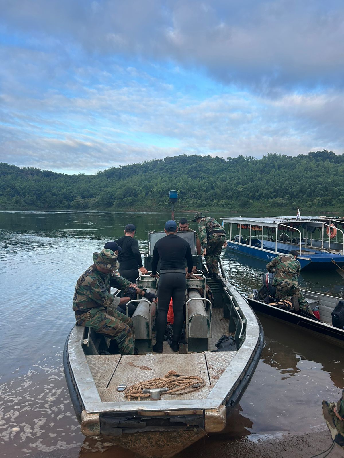 Continúa el operativo de búsqueda de Axel Paredes en el lago Urugua-í imagen-6