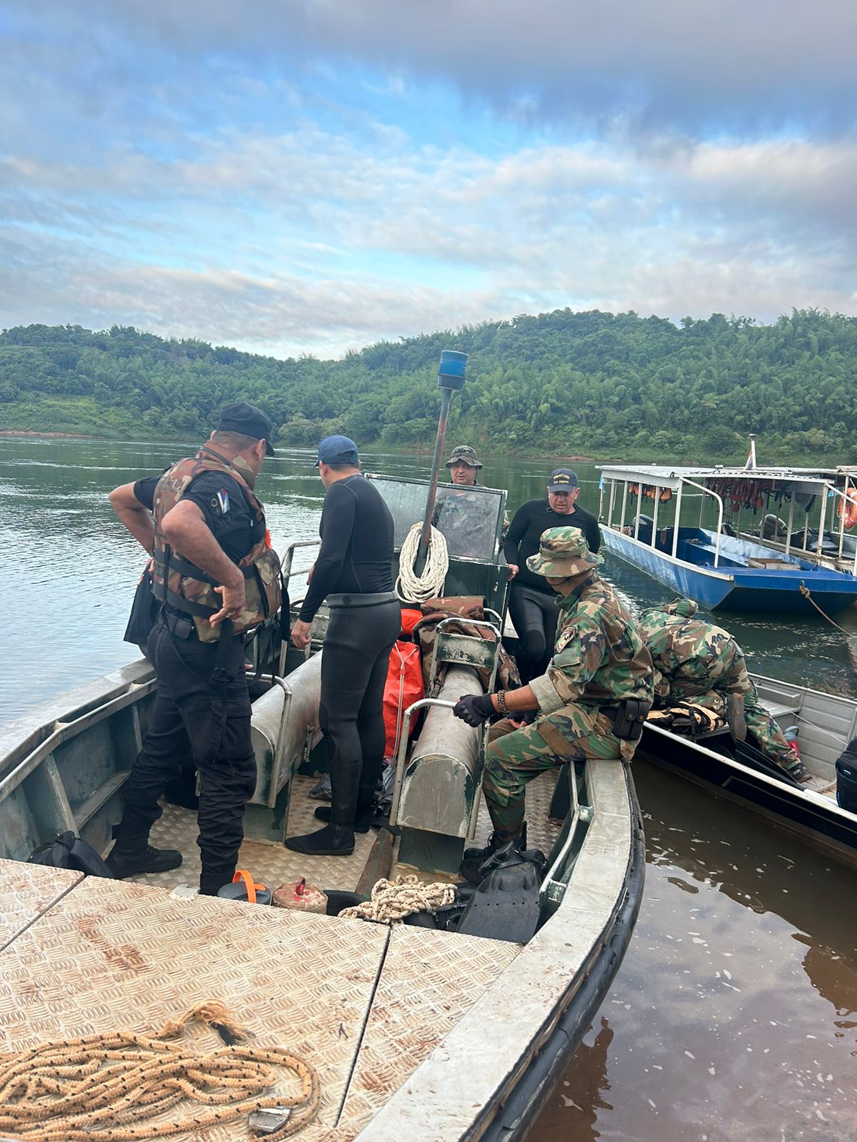 Continúa el operativo de búsqueda de Axel Paredes en el lago Urugua-í imagen-4