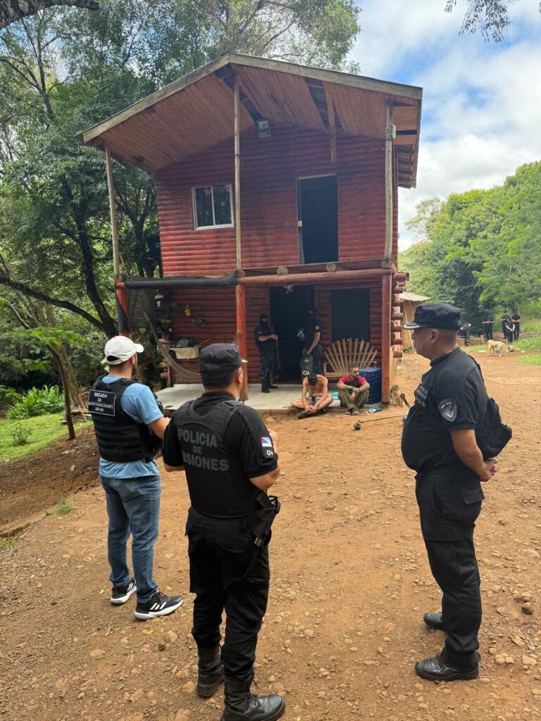 Allanaron la casa de "Pasariño" en Irigoyen: Hallaron 67 dosis de cocaína y elementos robados imagen-14