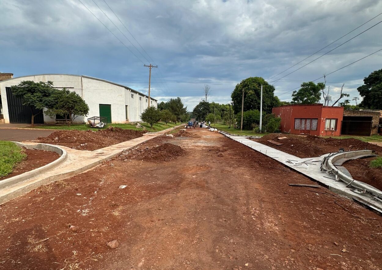 Vialidad de Misiones ejecuta obras de cordón cuneta y badenes en calles de Azara imagen-4