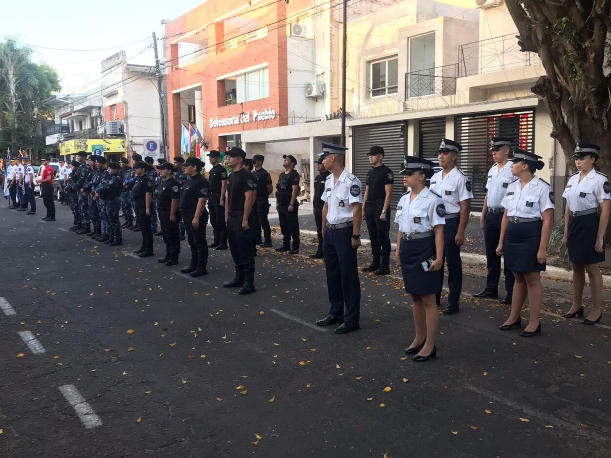 "La sociedad misionera hoy despide a un héroe", dijo el Jefe de Policía en las honras fúnebres al suboficial Núñez realizada frente a Jefatura imagen-4