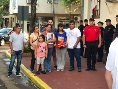 "La sociedad misionera hoy despide a un héroe", dijo el Jefe de Policía en las honras fúnebres al suboficial Núñez realizada frente a Jefatura imagen-5