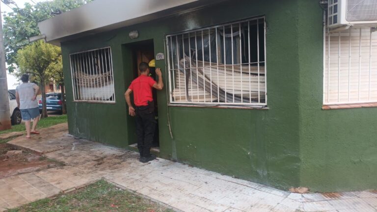 La Policía investiga el incendio de una vivienda donde asistieron a una mujer herida La Policía investiga el incendio de una vivienda donde asistieron a una mujer herida imagen-1