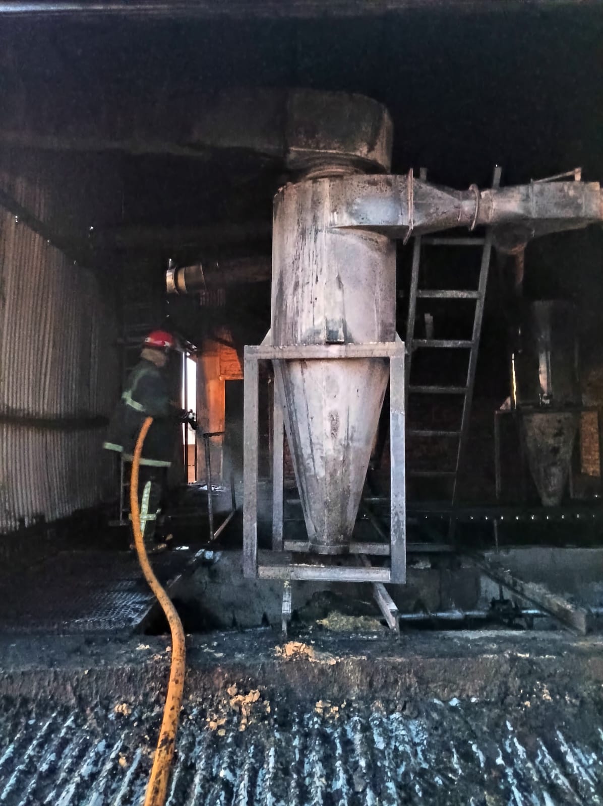 Se incendió el depósito de un aserradero en Panambí imagen-1