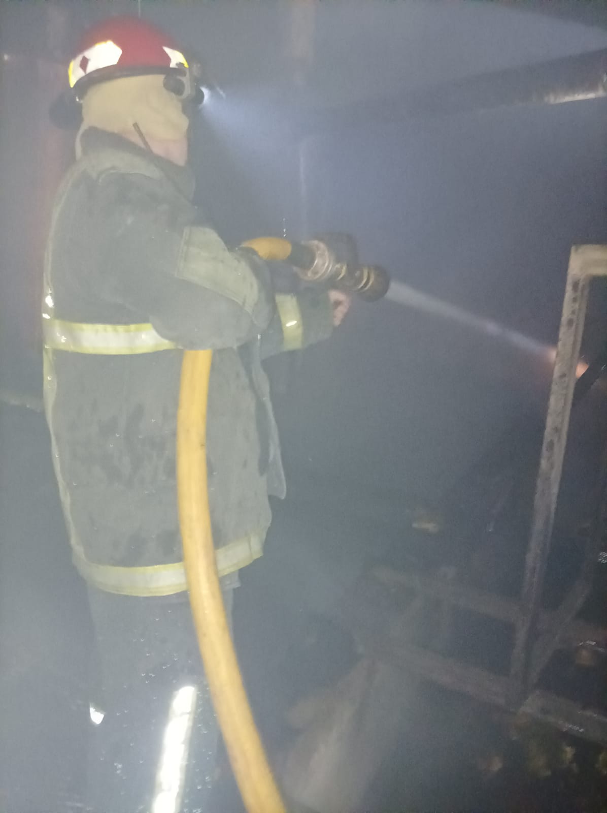 Se incendió el depósito de un aserradero en Panambí imagen-3