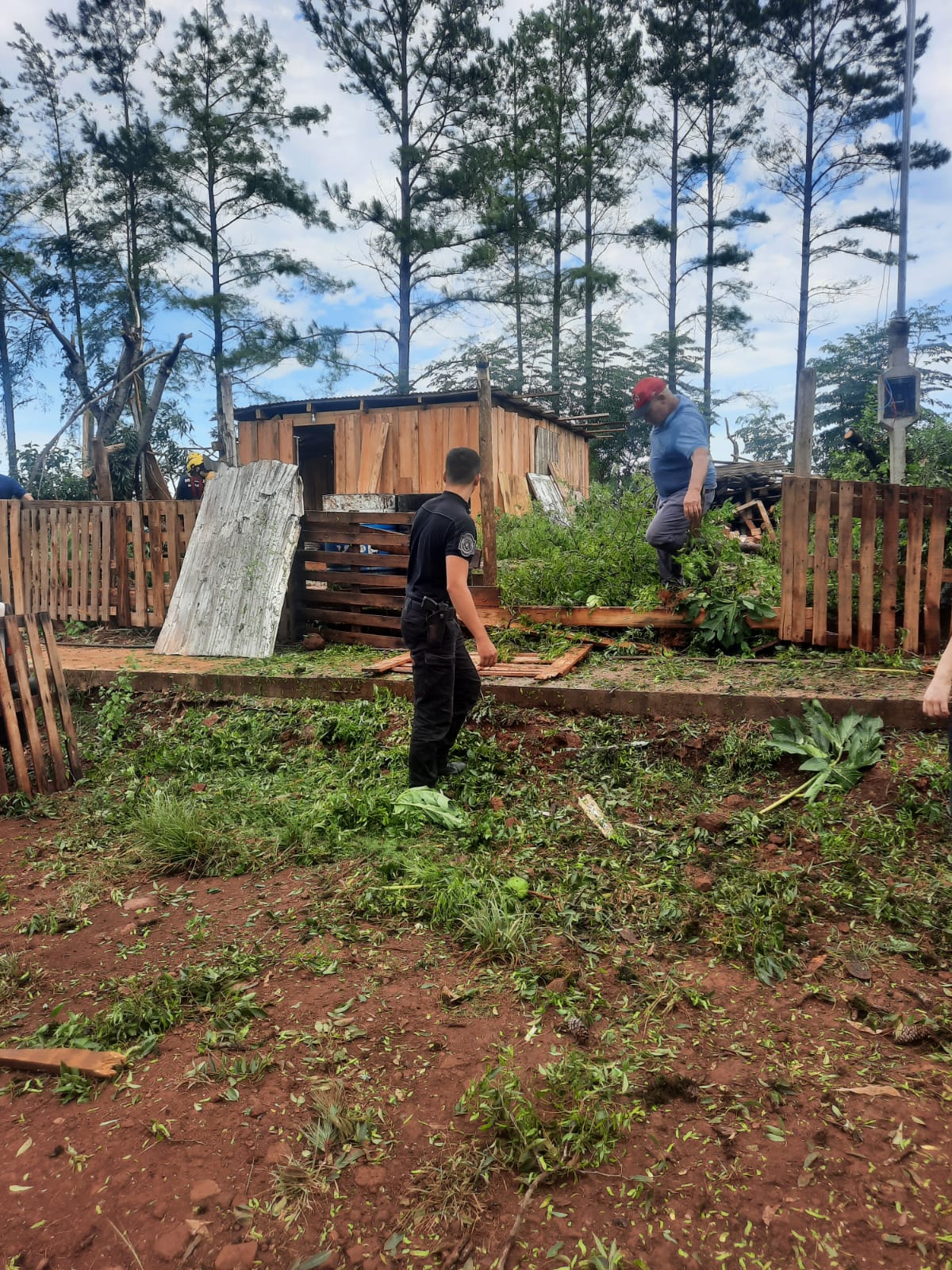 Policía, municipio y bomberos asisten a las familias afectadas por el temporal en Alem imagen-8