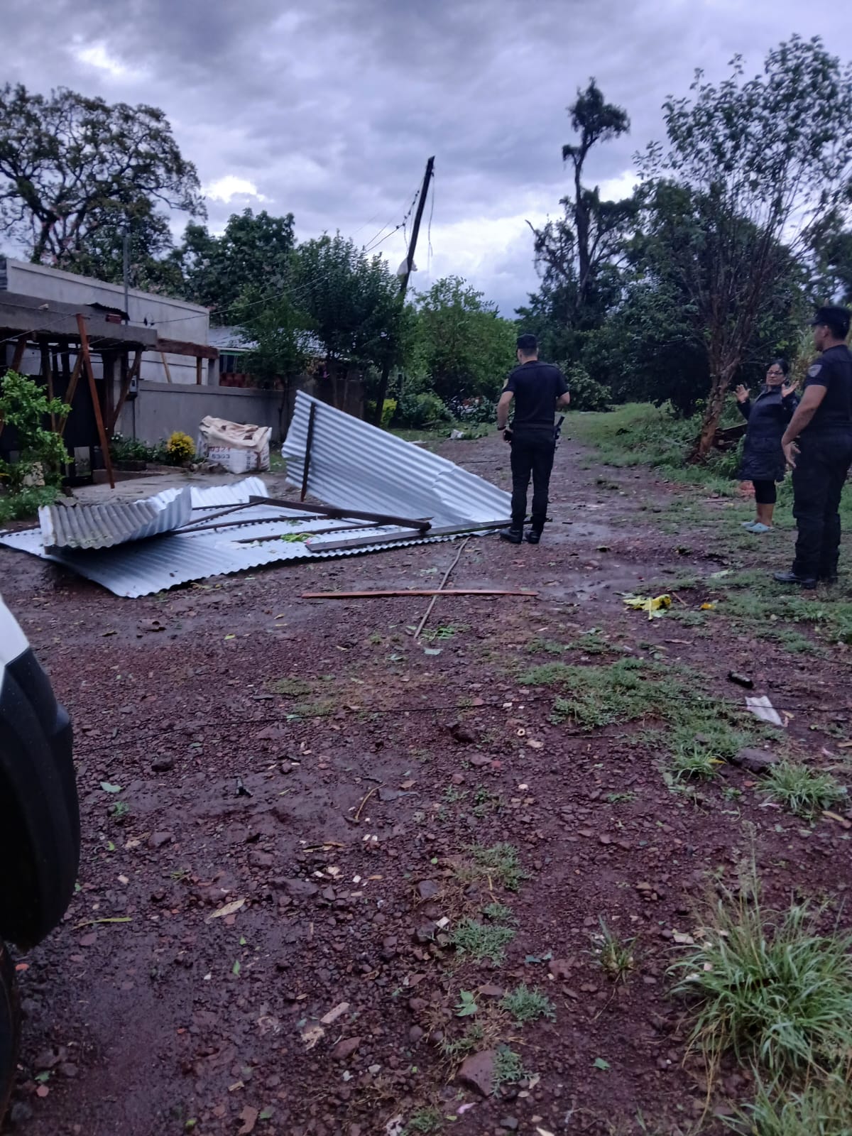 Policía, municipio y bomberos asisten a las familias afectadas por el temporal en Alem imagen-6