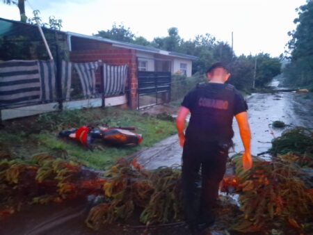 Policía, municipio y bomberos asisten a las familias afectadas por el temporal en Alem imagen-11