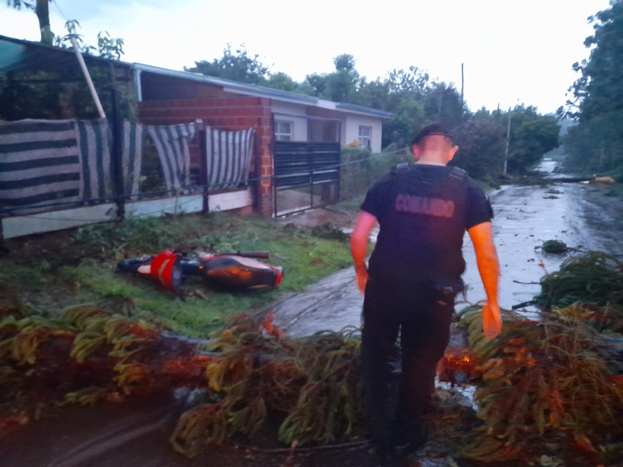 Policía, municipio y bomberos asisten a las familias afectadas por el temporal en Alem imagen-12