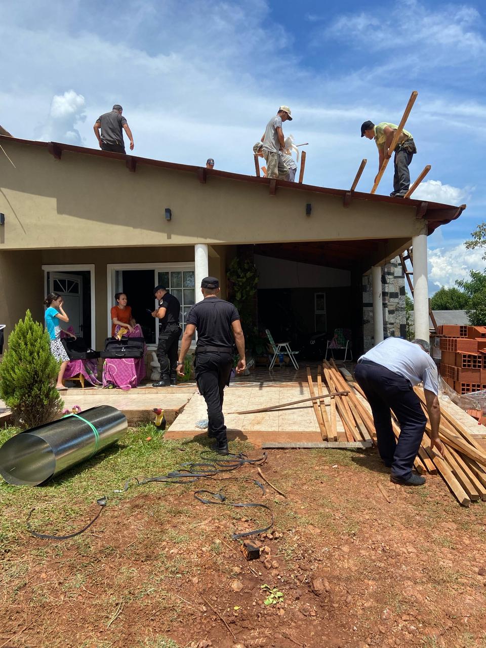 Policía, municipio y bomberos asisten a las familias afectadas por el temporal en Alem imagen-2