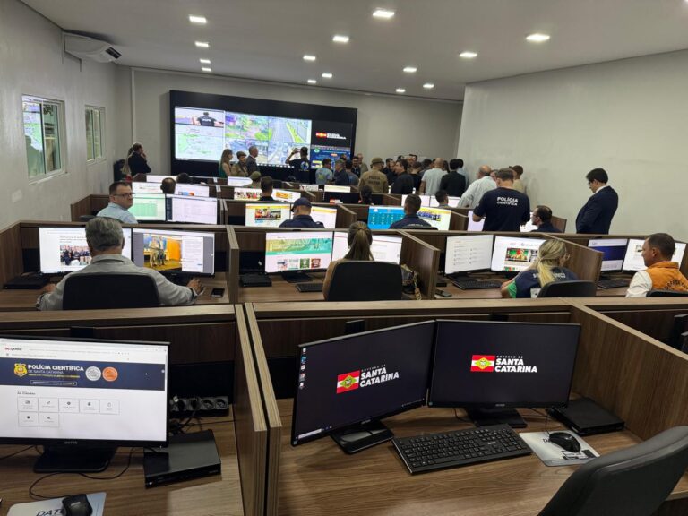 Fortalecen seguridad fronteriza: la Policía Militar de Brasil replicó el modelo del sistema de videovigilancia 911 implementado en Misiones Fortalecen seguridad fronteriza: la Policía Militar de Brasil replicó el modelo del sistema de videovigilancia 911 implementado en Misiones imagen-32