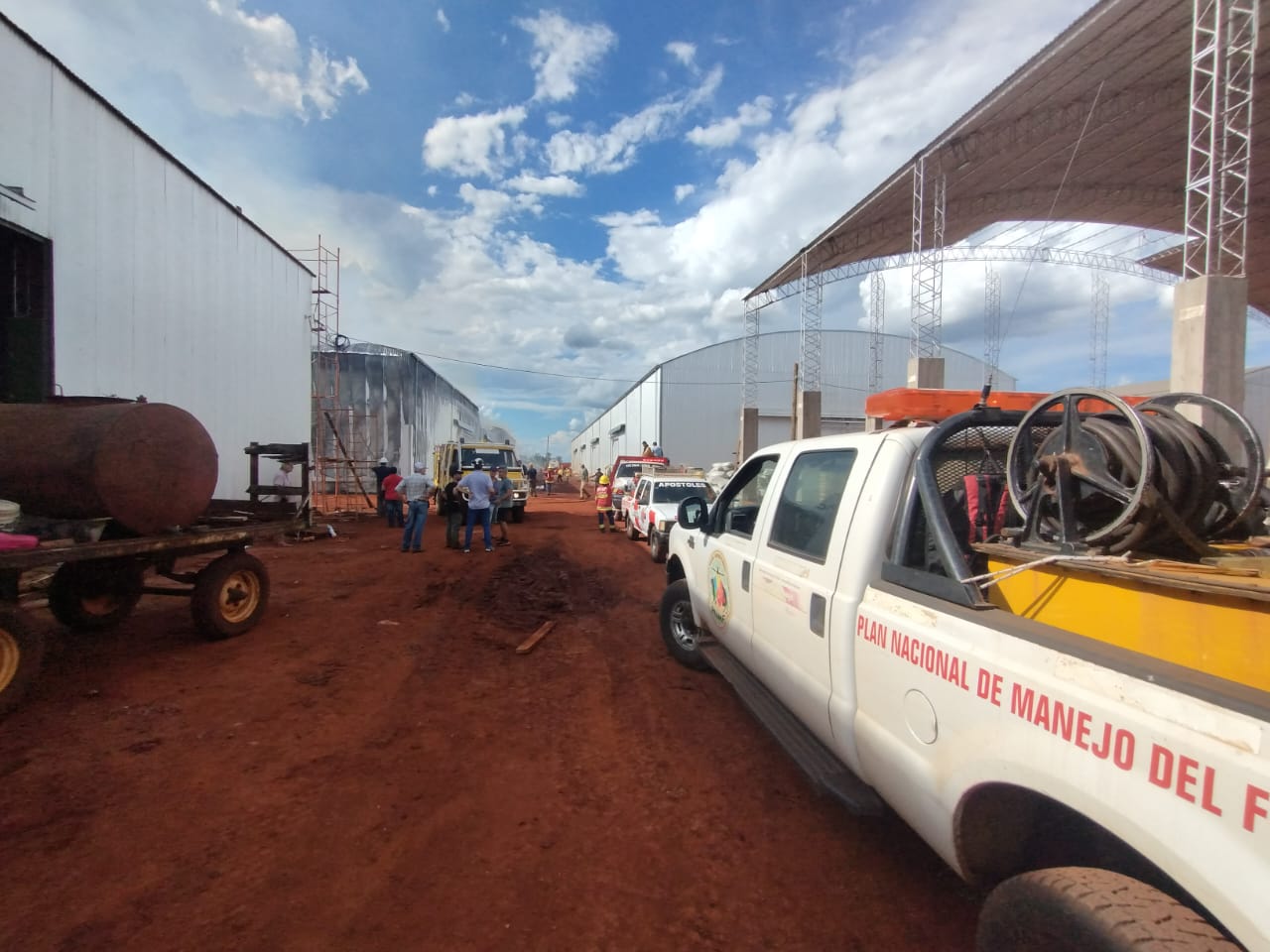 Corrientes: Misiones aportó brigadistas, bomberos y equipos para controlar el incendio de un establecimiento yerbatero en Liebig imagen-1