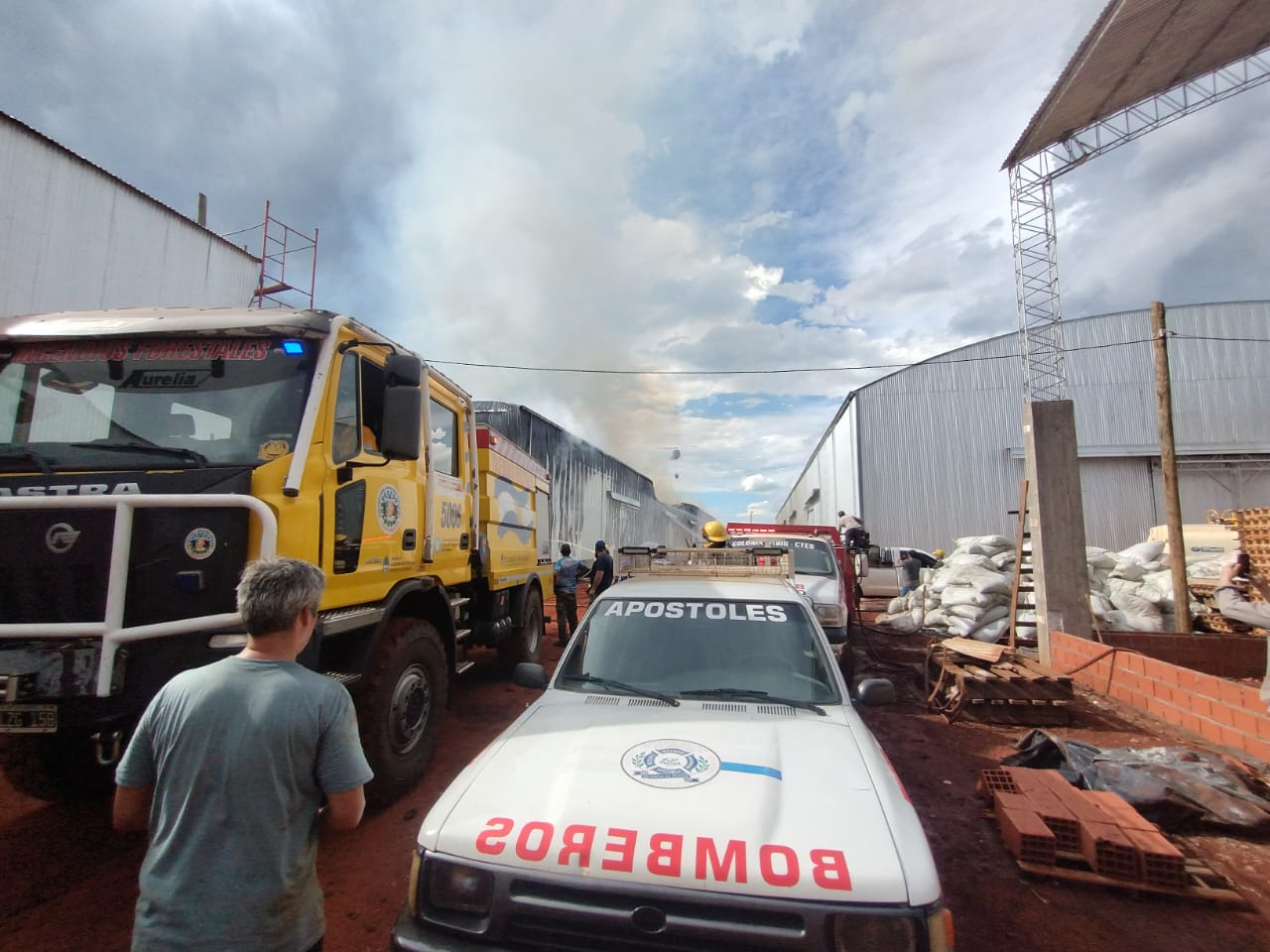 Corrientes: Misiones aportó brigadistas, bomberos y equipos para controlar el incendio de un establecimiento yerbatero en Liebig imagen-3