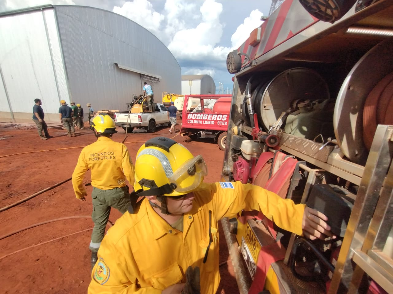 Corrientes: Misiones aportó brigadistas, bomberos y equipos para controlar el incendio de un establecimiento yerbatero en Liebig imagen-5