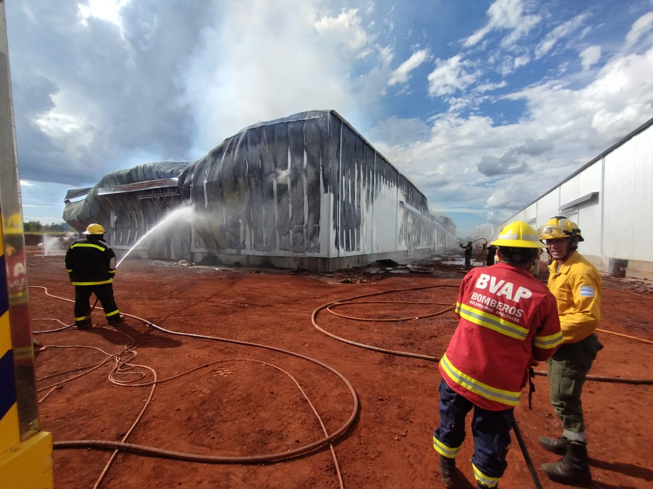 Corrientes: Misiones aportó brigadistas, bomberos y equipos para controlar el incendio de un establecimiento yerbatero en Liebig imagen-7