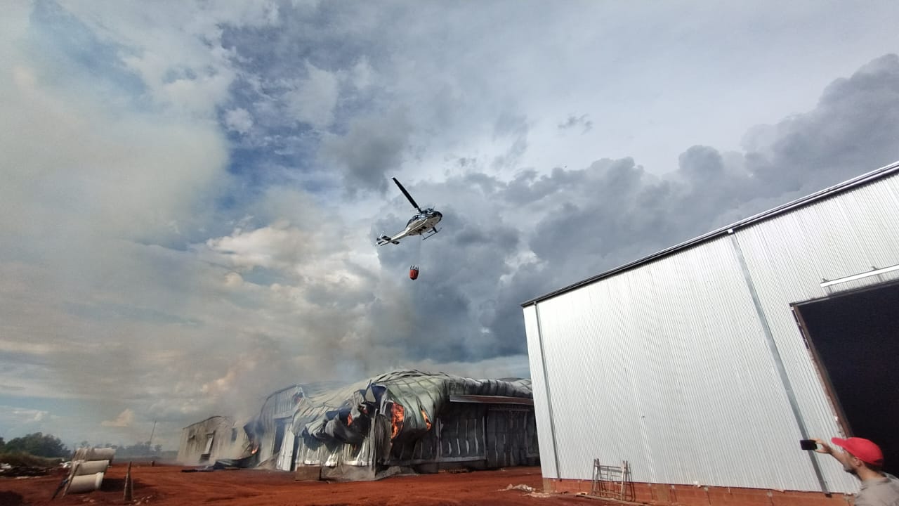 Corrientes: Misiones aportó brigadistas, bomberos y equipos para controlar el incendio de un establecimiento yerbatero en Liebig imagen-6