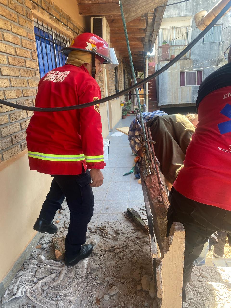 Rescatan a un obrero que cayó de un segundo piso imagen-2