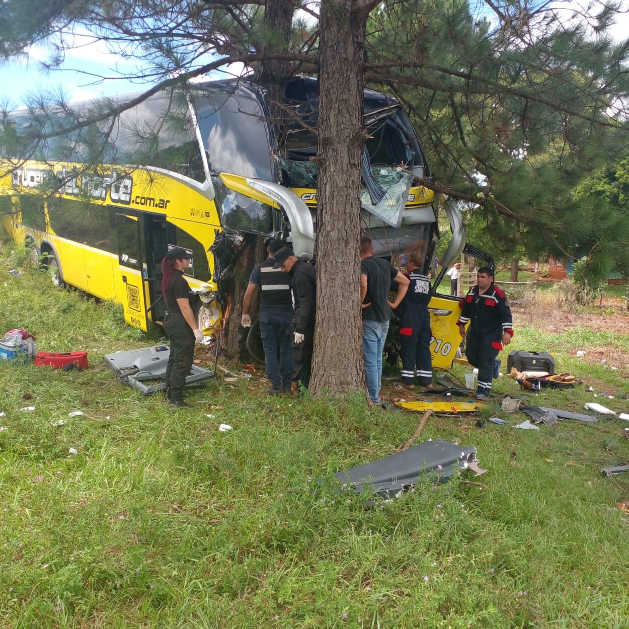 Triple colisión: un fallecido, dos heridos graves y 14 lesionados, entre ellos tres menores imagen-2