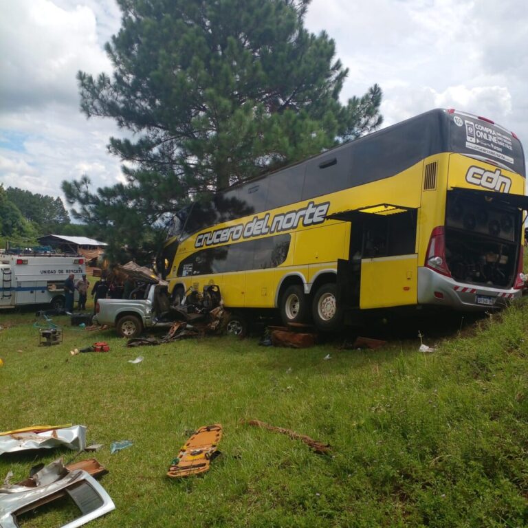 Triple colisión: un fallecido, dos heridos graves y 14 lesionados, entre ellos tres menores Triple colisión: un fallecido, dos heridos graves y 14 lesionados, entre ellos tres menores imagen-36