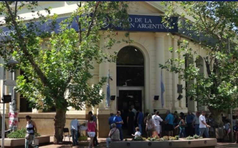 Privatización del Banco Nación por Decreto: «Estamos ante la venta ilegal de la mayor empresa financiera del país», advierte gremio bancario Privatización del Banco Nación por Decreto: "Estamos ante la venta ilegal de la mayor empresa financiera del país", advierte gremio bancario imagen-28