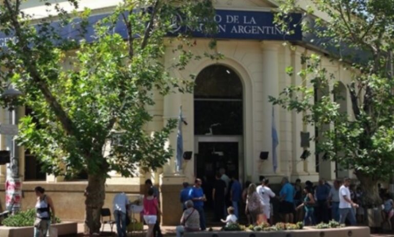 Para el gremio bancario, detrás del intento de Milei de privatizar el Nación habría «favores políticos que tiene que pagar el gobierno» Para el gremio bancario, detrás del intento de Milei de privatizar el Nación habría "favores políticos que tiene que pagar el gobierno" imagen-29