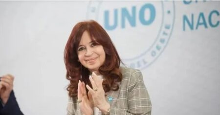 Cristina Kirchner arremetió contra Javier Milei por el "dólar planchado" y lanzó: "Te noto algo nervioso" imagen-7