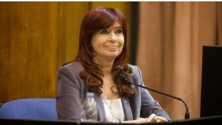 Cristina Kirchner cruzó a Milei por la denuncia para quitarle el plus de la jubilación: “Sos un cachivache” imagen-10