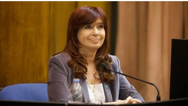 Cristina Kirchner cruzó a Milei por la denuncia para quitarle el plus de la jubilación: “Sos un cachivache” imagen-20