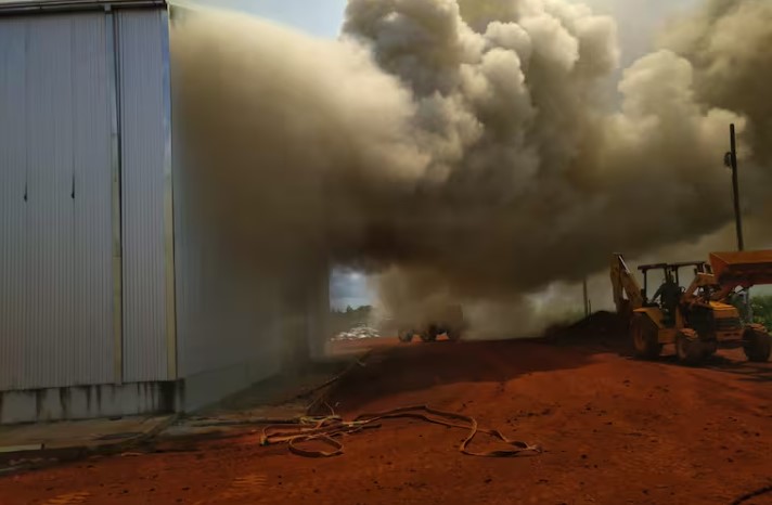 Corrientes: el incendio del galpón de Playadito destruyó unos 3 millones de kilos de yerba imagen-2