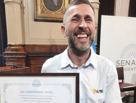 Emotivo reconocimiento en el Senado de la Nación al misionero Lucas Vogel, seleccionado entre los 50 mejores docentes por Global Teacher Prize 2024 imagen-9