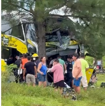 Colisión entre una camioneta y un micro en la ruta 14 imagen-5