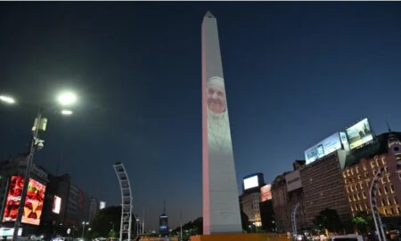 El papa Francisco presentó una "nueva y leve mejoría" y mostró una "evolución normal" imagen-5