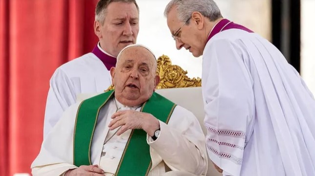 El papa Francisco tuvo que interrumpir su homilía ante las dificultades para respirar por una bronquitis imagen-8