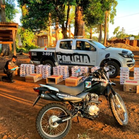 Policías de Pozo Azul hallaron un punto de acopio de contrabando de cigarrillos y secuestraron 3.000 atados imagen-5