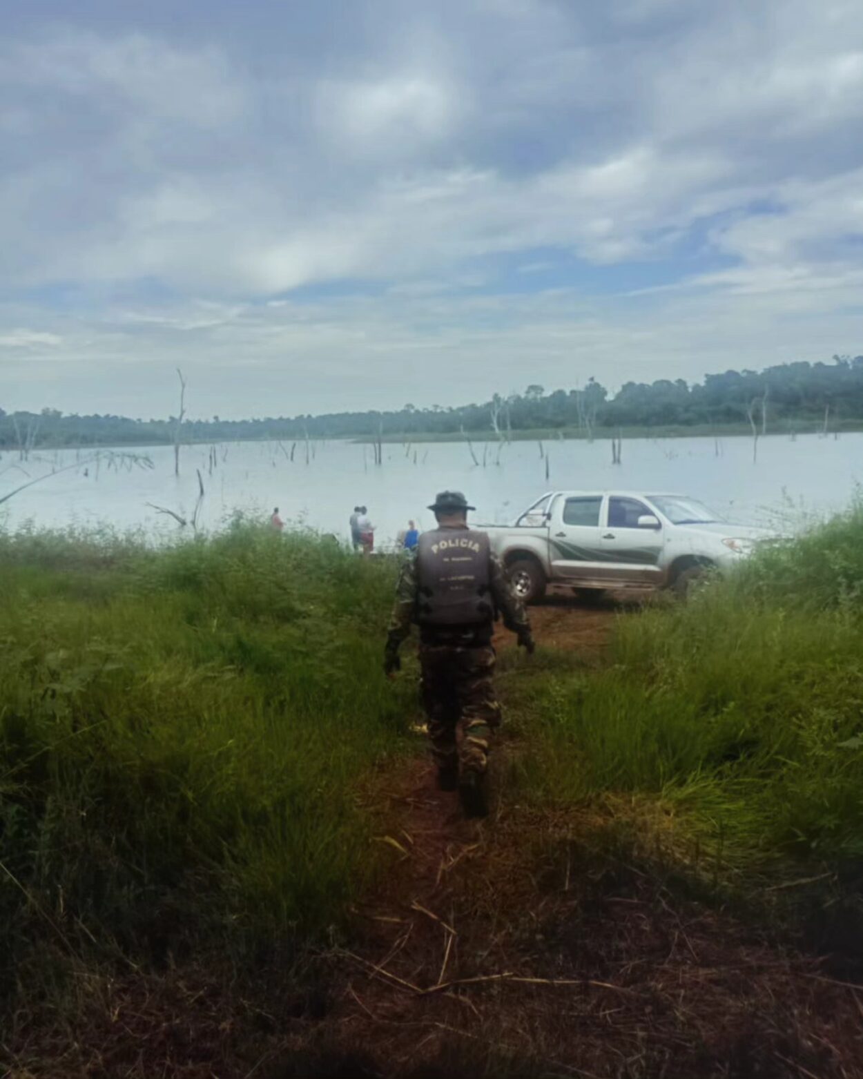 Policías de medio ambiente rescataron perros abandonados por cazadores en un islote imagen-6