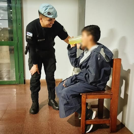 Policías resguardaron a un niño que deambulaba bajo la lluvia en la Plaza 9 de Julio, su familia lo buscaba desde el día anterior imagen-2