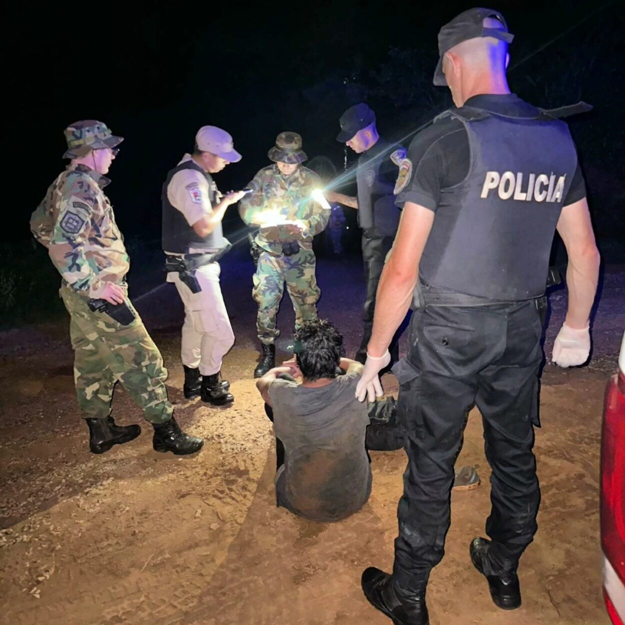 Policías salvaron a un hombre que cayó desde un barranco al río Uruguay imagen-4