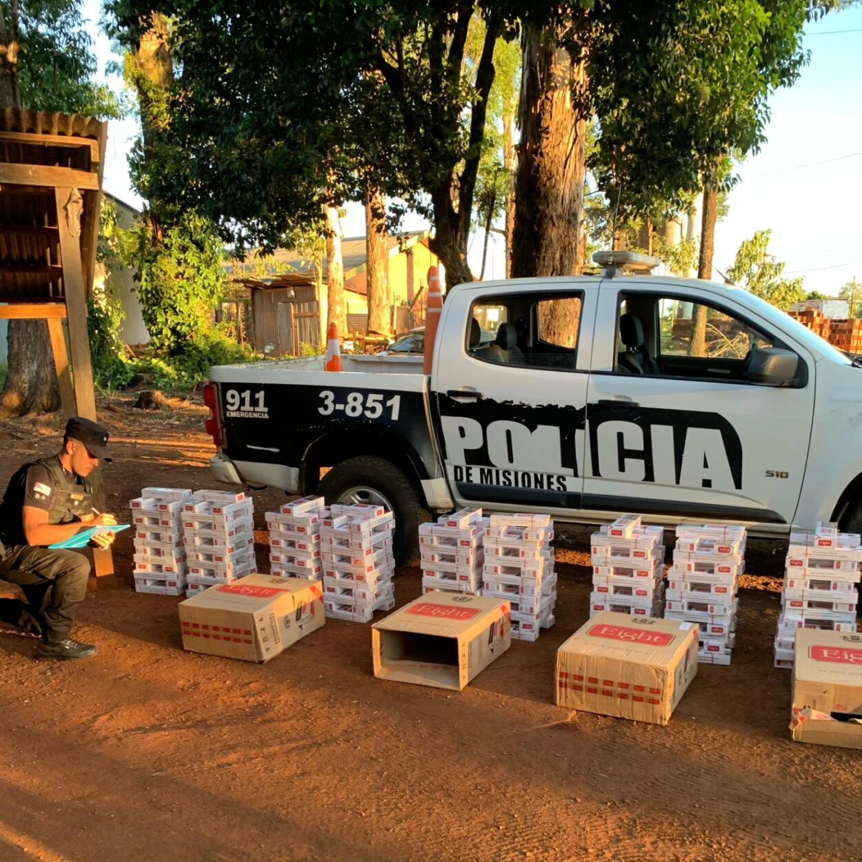 Policías de Pozo Azul hallaron un punto de acopio de contrabando de cigarrillos y secuestraron 3.000 atados imagen-4