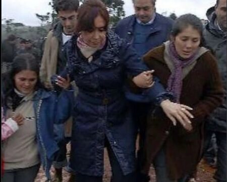 Cristina Kirchner criticó a Milei porque no viajó a Bahía Blanca y recordó su presencia en San Pedro tras el feroz tornado de 2009 imagen-5