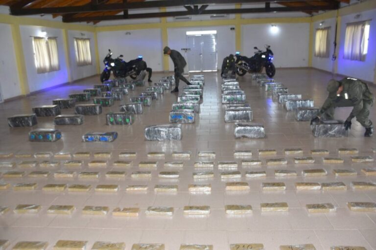 "Cucheta de Flores": secuestran en Corrientes una tonelada de marihuana que salió de San Vicente con destino a Zárate imagen-16