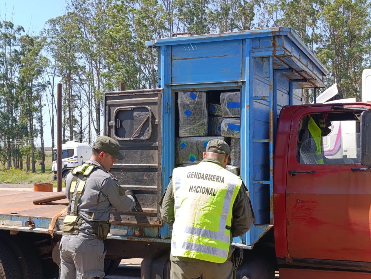 "Cucheta de Flores": secuestran en Corrientes una tonelada de marihuana que salió de San Vicente con destino a Zárate imagen-2