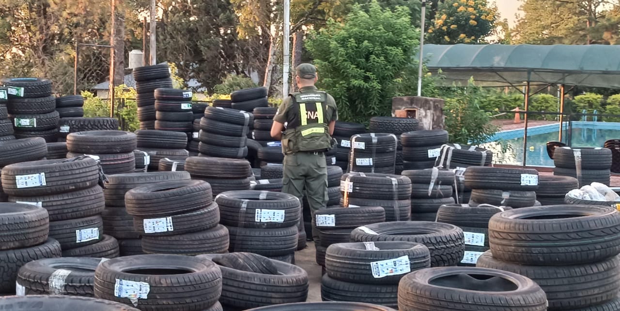 Controlan un transporte de envíos que trasladaba 516 neumáticos y mercadería de contrabando imagen-7