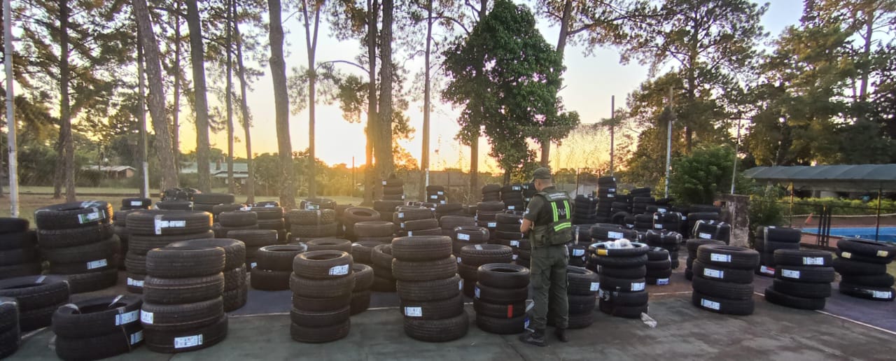 Controlan un transporte de envíos que trasladaba 516 neumáticos y mercadería de contrabando imagen-2