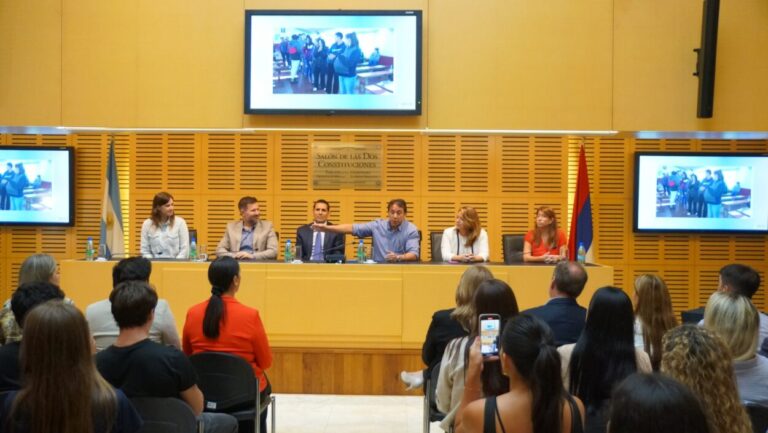 “Mi Primer Voto” y “Educar para Elegir”: firmaron convenios para promover la participación ciudadana juvenil imagen-10