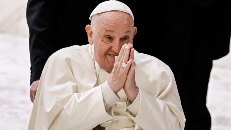 El papa Francisco hará este domingo su primera aparición pública desde su hospitalización en febrero imagen-28