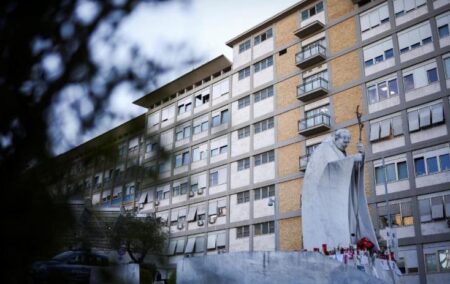 El Vaticano informó que el papa Francisco durmió toda la noche y no sufrió nuevas crisis respiratorias imagen-2