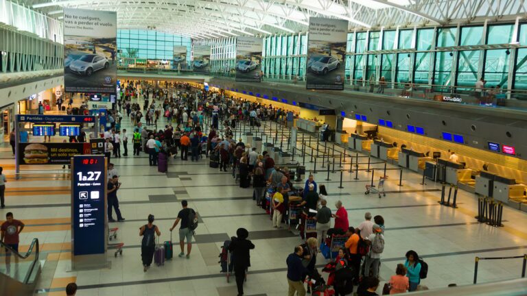 En este verano, más de 3,7 millones de argentinos viajaron al exterior, 73% más que el año pasado imagen-18