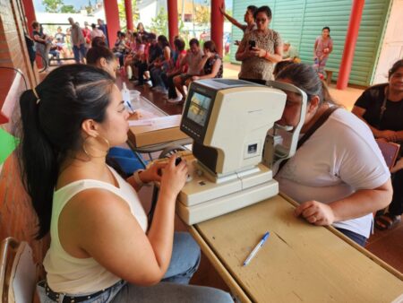 Oberá: El programa Mirar Mejor atendió consultas oftalmológicas y entregó anteojos a decenas de vecinos imagen-3