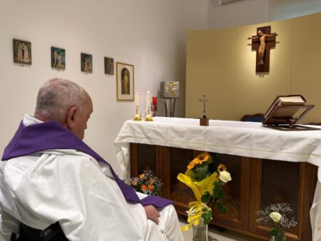 La primera foto del papa Francisco desde su internación imagen-2