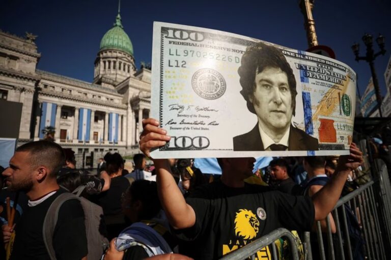 Crece la presión sobre los dólares financieros en medio de especulaciones sobre el futuro del esquema cambiario imagen-43